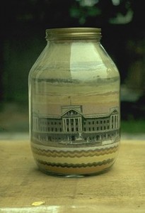 More than 100 years after Andrew Clemens made art from sand, Brian Pike used the same techniques to create this 1981 tribute to London's Buckingham Palace. (Photo credit: Brian Pike/Wikimedia Commons)